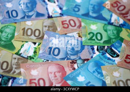Geldscheine in kanadischer Dollar. CAD-Geldscheine im Stapel mit unterschiedlicher Stückelung Nahaufnahme Stockfoto