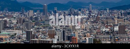 Luftaufnahme der Skyline von Hiroshima mit Bergen am späten Nachmittag Stockfoto