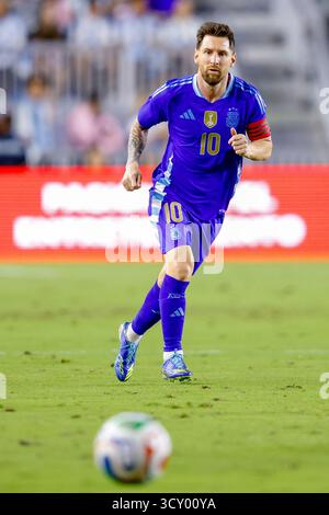Miami Gardens, Florida, USA. Oktober 2025. Argentinien-Stürmer Lionel Messi (10) kontrolliert den Ball während des internationalen Fußballspiels zwischen Argentinien und Puerto Rico am Dienstag, den 14. Oktober 2025 im Chase Stadium in Fort Lauderdale, FL Credit: Action Plus Sports/Alamy Live News Stockfoto