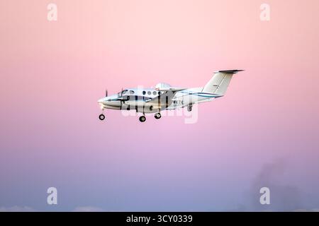 DEA Aviation Limited Beechcraft 200T Super King Air (REG: 2-WKTK) landet nach Sonnenuntergang. Stockfoto