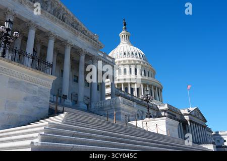 Washington, Usa. Oktober 2025. Die Hausschritte des Kapitols in Washington, DC, am Donnerstag, den 16. Oktober 2025. Die Republikaner und Demokraten befinden sich nach wie vor in einer Sackgasse, da der Regierungsstillstand bis zum 16. Tag andauert. (Foto: Aaron Schwartz/SIPA USA) Credit: SIPA USA/Alamy Live News Stockfoto