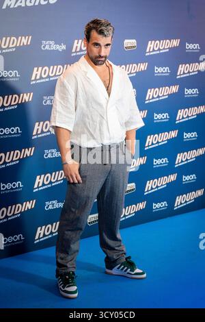 Cristian Sanchez nimmt am 15. Oktober 2025 an der Houdini VIP-Veröffentlichung im Teatro Calderon in Madrid Teil. (Quelle: Miguel Escavias/Alfa Images/Alamy Live News) Stockfoto