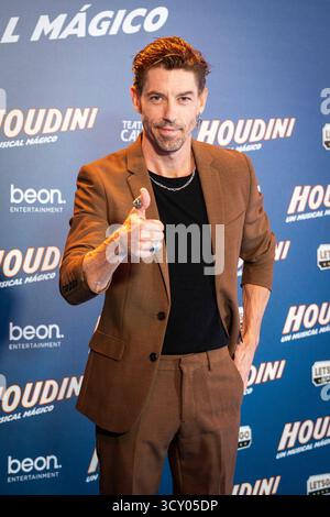 Adrian Lastra nimmt am 15. Oktober 2025 an der Houdini VIP-Veröffentlichung im Teatro Calderon in Madrid Teil. (Quelle: Miguel Escavias/Alfa Images/Alamy Live News) Stockfoto