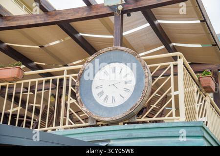 Cesenatico, Italien, 7. September 2025, große Uhr mit der Uhrzeit, angehängt Stockfoto