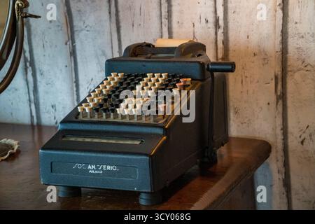 Cesenatico-Italien- 7. September 2025: Antike Kasse oder Rechenmaschine Stockfoto