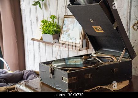 Cesenatico – Italien – 7. September 2025: Vintage-Plattenspieler mit Schallplatte im Inneren. Stockfoto