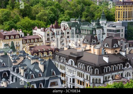 2025.04.30, Kiew, Ukraine: Schöne Häuser im Kiewer Bezirk Vozdwizhenka Stockfoto