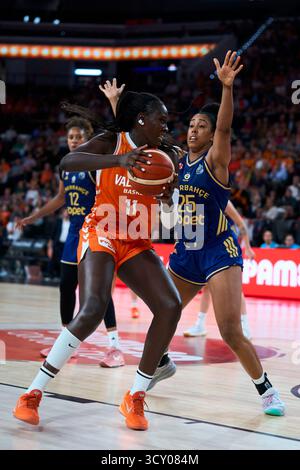 Awa Fam aus Valencia Basket, Monique Charice Billings aus Fenerbahce Opet in Aktion während der EuroLeague Women J2 am 16. Oktober 2025 in der Roig Arena Sta Stockfoto