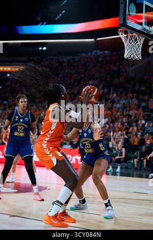Awa Fam aus Valencia Basket, Monique Charice Billings aus Fenerbahce Opet in Aktion während der EuroLeague Women J2 am 16. Oktober 2025 in der Roig Arena Sta Stockfoto