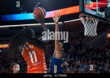 Awa Fam aus Valencia Basket, Monique Charice Billings aus Fenerbahce Opet in Aktion während der EuroLeague Women J2 am 16. Oktober 2025 in der Roig Arena Sta Stockfoto