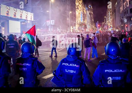 März für Palästina in Madrid, Madrid, Spanien - 15. Oktober 2025 mehrere Polizeibeamte vor vielen Demonstranten während der Demonstration unterstützen den Marsch für Palästina am 15. Oktober 2025 in Madrid, Spanien. Quelle: Miguel Escavias/Alfa Images Madrid Madrid Spanien Copyright: X x2025xMiguelxEscavias/AlfaxImagesx Stockfoto