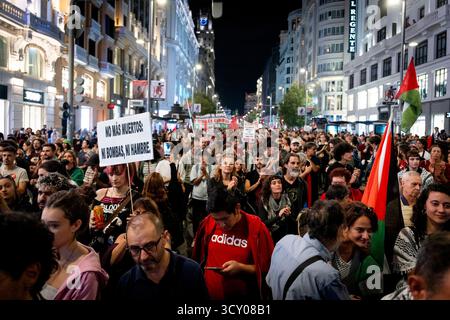 März für Palästina in Madrid, Madrid, Spanien - 15. Oktober 2025 mehrere Demonstranten halten Fahnen und Banner während der Demonstration unterstützen die Demonstration für Palästina am 15. Oktober 2025 in Madrid, Spanien. Quelle: Miguel Escavias/Alfa Images Madrid Madrid Spanien Copyright: X x2025xMiguelxEscavias/AlfaxImagesx Stockfoto
