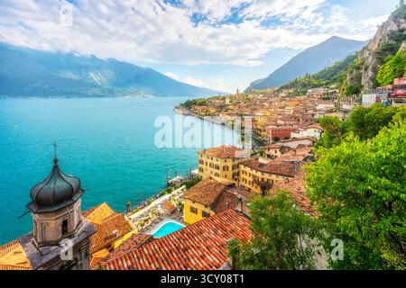 Panoramablick auf die bezaubernde Stadt Limone sul Garda am Westufer des Gardasees. Provinz Brescia, Lombardei, Italien Stockfoto
