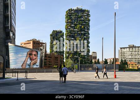 Blick von der Piazza Gae Aulenti auf den Bosco Verticale, zwei Wohntürme bekannt für ihre nachhaltige Architektur, Porta Nuova, Mailand, Italien Stockfoto