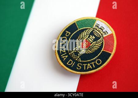 KIEW, UKRAINE - 6. SEPTEMBER 2025 Flicken der italienischen Staatspolizei auf Nationalflagge Nahaufnahme Stockfoto