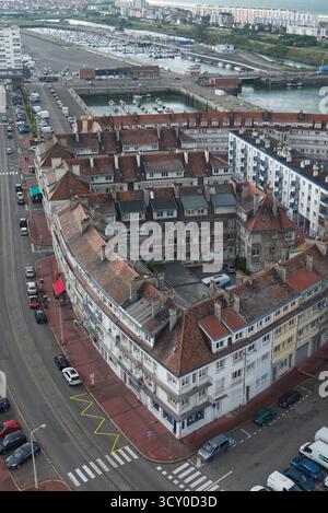 Blick von der Spitze des alten Leuchtturms, der Phare de Calais, mit Blick nach Osten entlang der Straße De Alliés in Richtung Calais Marina Stockfoto