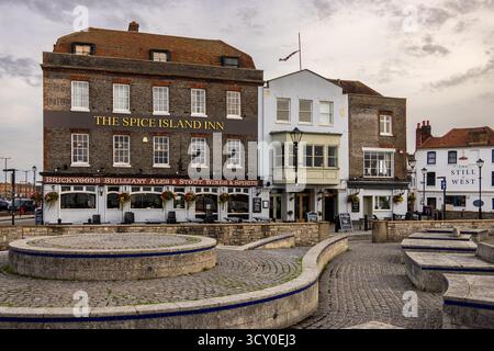 Restaurant, Pubs und Stadthäuser am Point Portsmouth and Bath Square im Old Portsmouth District, Portsmouth, Hampshire, England, Großbritannien, Europa Stockfoto