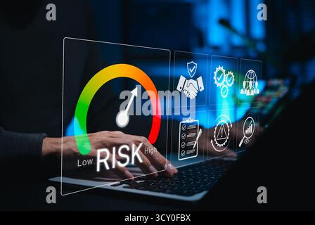 Risikobeurteilung und Managementkonzept. Person, die ein Notebook mit steigendem Risikozähler und digitalen Symbolen verwendet, die Geschäftsrisikoanalyse, Compliance, Stockfoto