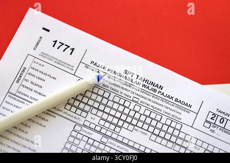 KIEW, UKRAINE - 27. JANUAR 2024 Indonesisches Steuerformular 1771 Körperschaftsteuerzahler jährliche Einkommensteuererklärung mit Stift liegt auf der Buchprüfertabelle Stockfoto