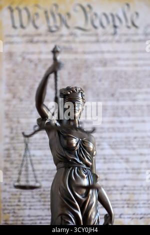 Die Statue der Gerechtigkeit Themis, die Göttin der Gerechtigkeit mit den Augen gegen die US-Verfassung Seite. Urteil und Strafe in den Vereinigten Staaten Stockfoto