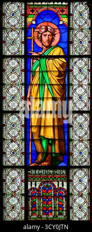 Der heilige Johannes der Täufer. Buntglasfenster in der Kirche Saint-Germain-des-Prés in Paris, Frankreich. Stockfoto