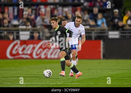 Commerce City, CO, USA. Oktober 2025. Der australische Mittelfeldspieler Max Balard (16) bewegt den Ball während des internationalen Fußballspiels der Männer zwischen der US-Nationalmannschaft und Australien im Dick's Sporting Goods Park in Commerce City, CO. (Foto: Kevin Langley/Sports South Media). Quelle: csm/Alamy Live News Stockfoto