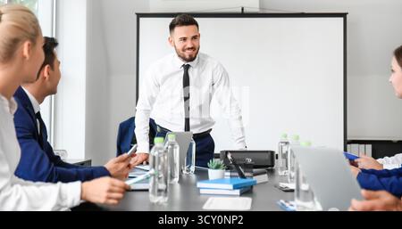 Geschäftsmann, der während der Sitzung im Büro eine Präsentation vorführt Stockfoto