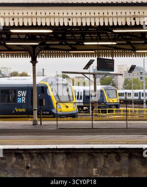 Züge am Bahnhof London Clapham Junction, einem wichtigen Drehkreuz der South Western Railway, erwarten Passagiere. Stockfoto