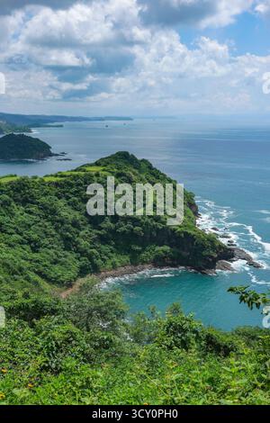 San Juan del Sur, Nicaragua - 15. Oktober 2025: Blick auf die Küste in San Juan del Sur, Nicaragua. Stockfoto