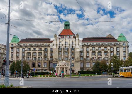 Das historische Hotel Gellért in Budapest, ein Jugendstildenkmal, das für seine Thermalbäder und seine Rolle im kulturellen und architektonischen Erbe Ungarns bekannt ist. Stockfoto
