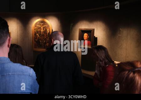Besucher sehen das mittelalterliche Gemälde Porträt eines Mannes von Antonello da Messina. Im Palazzo Madama Palast Museum in Turin, Turin, Italien. Stockfoto
