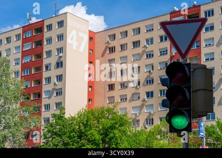 Plattengehäuse in der Pacsirta Meadow Street in Óbuda, Budapest. Stockfoto