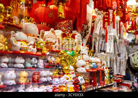 Maneki-neko Figuren (Glückskatze) in einem Souvenirladen in Chinatown, London, England Stockfoto