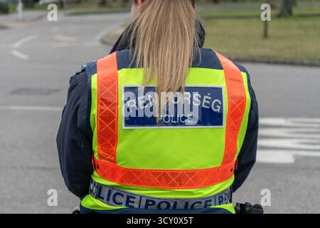 Ungarischer Polizeibeamter in Warnweste im Dienst in Budapest. Stockfoto