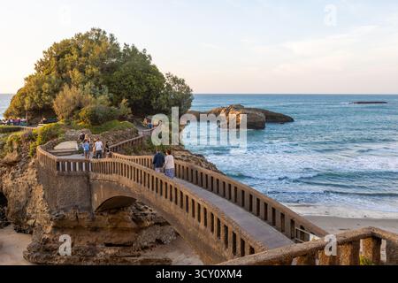 Steinbrücke zum Rocher du Basta in Biarritz, Frankreich Stockfoto