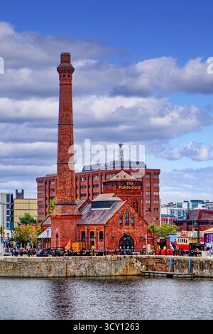 LIVERPOOL, ENGLAND - 18. August 2025: Ein umgerichteter roter Londoner Doppeldeckerbus dient heute als Street Food Diner im Albert Dock, neben einem klassischen Straßencafé Stockfoto