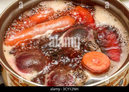Frische Karotten und Rüben werden in einem Topf mit Wasser gekocht. Gemüse für Salate zubereiten. Hausmannskost. Stockfoto