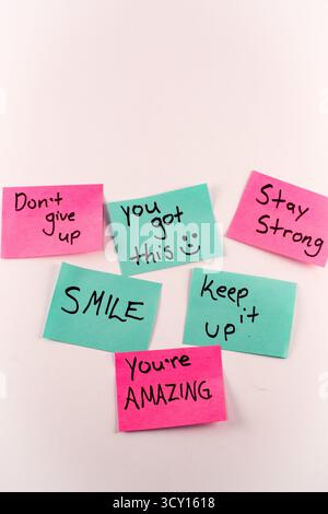 Motivierende Haftnotizen mit positiven Botschaften zur Ermutigung und Inspiration, farbenfrohes Schreibtisch-Set Stockfoto