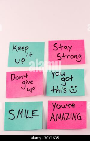 Motivierende Haftnotizen mit positiven Botschaften zur Ermutigung und Inspiration, farbenfrohes Schreibtisch-Set Stockfoto