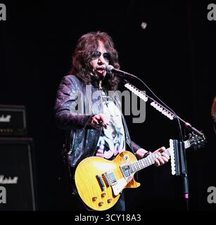 Am 16. Oktober 2025 starb der US-amerikanische Musiker, Leadgitarrist und Gründungsmitglied der Glam-Rock-Band Kiss, die das Publikum mit seinem raffinierten Make-up und seiner rauchgefüllten Gitarre in ihren Bann zog, am Donnerstag um 74 Uhr. Frehley starb umgeben von einer Familie in Morristown, New Jersey, nach einem kürzlichen Sturz, so sein Agent. DATEIFOTO AUFGENOMMEN AM: 5. Juni 2025, Virginia Beach, Virginia, USA: ACE FREHLEY, ehemals Mitglied der Band KISS, unterhält die Leute im Sandler Center in Virginia Beach. (Kreditbild: © Jeff Moore/ZUMA Press Wire) NUR REDAKTIONELLE VERWENDUNG! Nicht für kommerzielle ZWECKE! Stockfoto