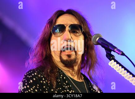 Am 16. Oktober 2025 starb der US-amerikanische Musiker, Leadgitarrist und Gründungsmitglied der Glam-Rock-Band Kiss, die das Publikum mit seinem raffinierten Make-up und seiner rauchgefüllten Gitarre in ihren Bann zog, am Donnerstag um 74 Uhr. Frehley starb umgeben von einer Familie in Morristown, New Jersey, nach einem kürzlichen Sturz, so sein Agent. DATEIFOTO, AUFGENOMMEN AM 16. August 2023, Virginia Beach, Virginia, USA: ACE FREHLEY, ehemals Mitglied der Band KISS, unterhält die Leute am 15. August 2023 im 17. Street Park an der Oceanfront in Virginia Beach, Virginia. Foto Â Jeff moore 2023 (Foto: © Jeff Moore/ZUMA Press Wire) EDITORIA Stockfoto