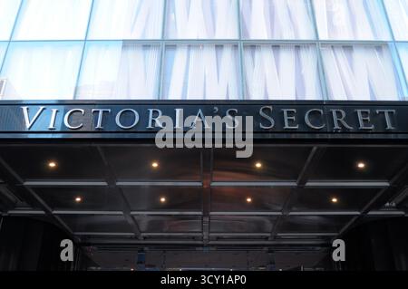 New York, Usa. Oktober 2025. Ein Victoria's Secret Store befindet sich in Manhattan, New York City. Quelle: SOPA Images Limited/Alamy Live News Stockfoto