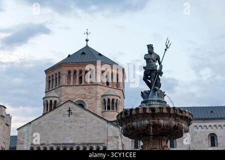 Pizza del Duomo und Neptuno-Brunnen. Trient, Italien Stockfoto