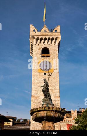 Pizza del Duomo und Neptuno-Brunnen. Trient, Italien Stockfoto
