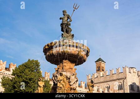 Pizza del Duomo und Neptuno-Brunnen. Trient, Italien Stockfoto