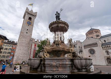 Pizza del Duomo und Neptuno-Brunnen. Trient, Italien Stockfoto