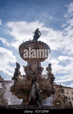 Pizza del Duomo und Neptuno-Brunnen. Trient, Italien Stockfoto