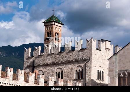 Pizza del Duomo und Neptuno-Brunnen. Trient, Italien Stockfoto