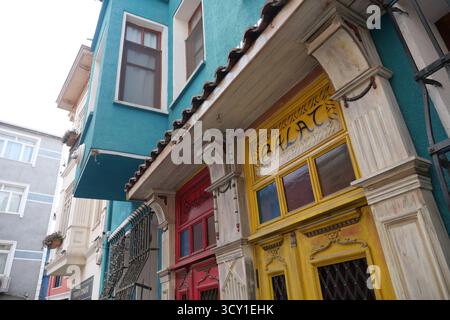 türkei istanbul 21. juni 2025. Farbenfrohe Gebäude im Balat-Viertel von Istanbul Stockfoto