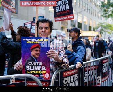 New York Ciy, USA. Oktober 2025. Zohran Mamdani, Andrew Cuomo und Curtis Silva stehen während ihrer Debattiernacht im Rockefeller Center in New York City, NY, gegenüber. Oktober 2025. (Foto: Steve Sanchez/SIPA USA). Quelle: SIPA USA/Alamy Live News Stockfoto